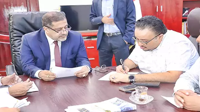 وزير العدل يوقع مع رئيس إدارة 14 أكتوبر عقد طباعة الصحيفة القضائية